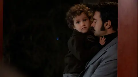 Demir y Adnan en el capítulo 80 de 'Tierra Amarga' Demir y Adnan en el capítulo 80 de 'Tierra Amarga'