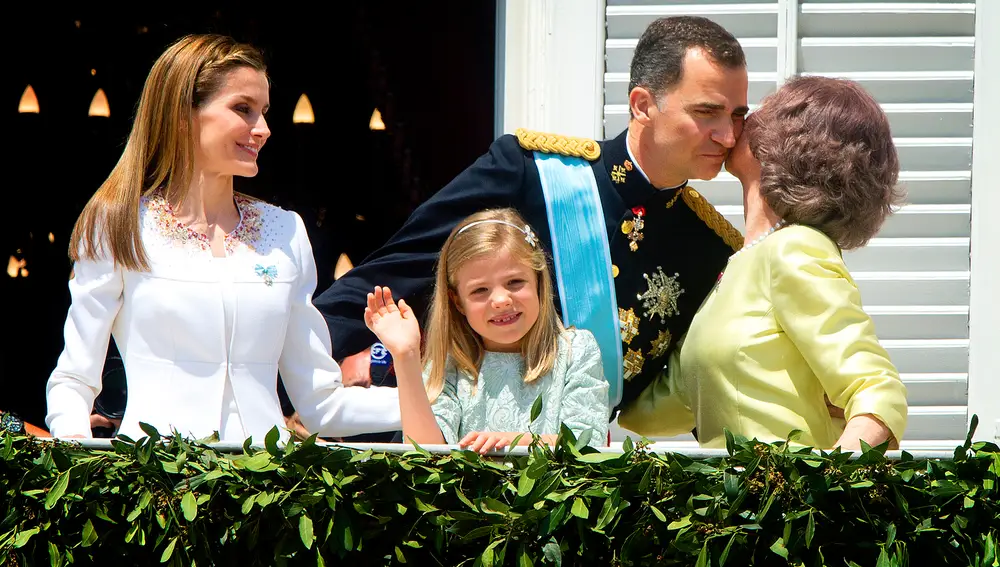 Infanta Sofía saludando en el balcón