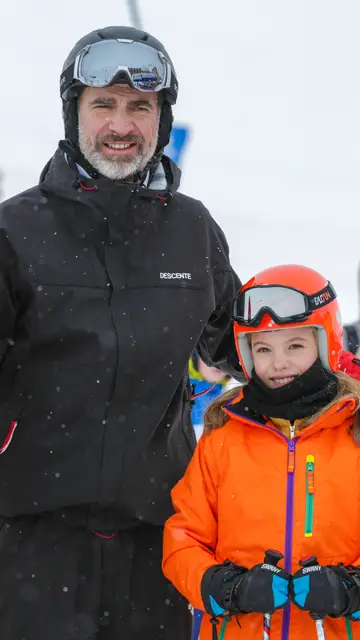 Infanta Sofía esquiando con el Rey Felipe Infanta Sofía esquiando con el Rey Felipe