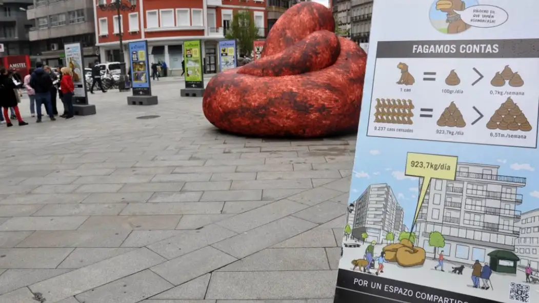 La caca gigante en pleno centro de Vilagarcía La caca gigante en pleno centro de Vilagarcía