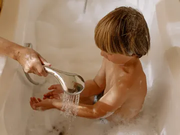 Niño en la bañera Niño en la bañera