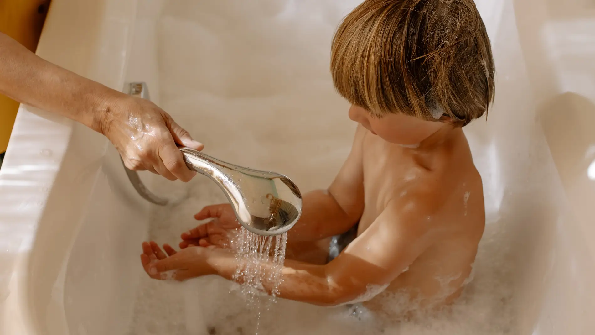 Niño en la bañera