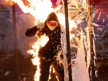 Omar Montes se convierte en un ser de luz con la espectacular Antorcha humana en ‘El Desafío’ Omar Montes se convierte en un ser de luz con la espectacular Antorcha humana en ‘El Desafío’