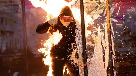 Omar Montes se convierte en un ser de luz con la espectacular Antorcha humana en ‘El Desafío’ Omar Montes se convierte en un ser de luz con la espectacular Antorcha humana en ‘El Desafío’