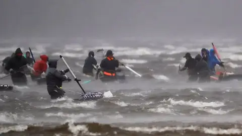 Mariscadoras de la cofradía de Noia faenan almeja y berberecho Mariscadoras de la cofradía de Noia faenan almeja y berberecho