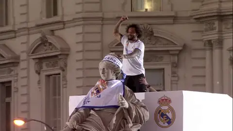 Así fue la celebración del Madrid en Cibeles: de los cánticos de Ancelotti al 'sí se puede' en Champions Así fue la celebración del Madrid en Cibeles: de los cánticos de Ancelotti al 'sí se puede' en Champions