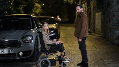 ¡Melih decide seguirle el juego a Derin y no revelará su secreto!: ¿Por qué no quiere ni decirle a ella que sabe que puede andar?