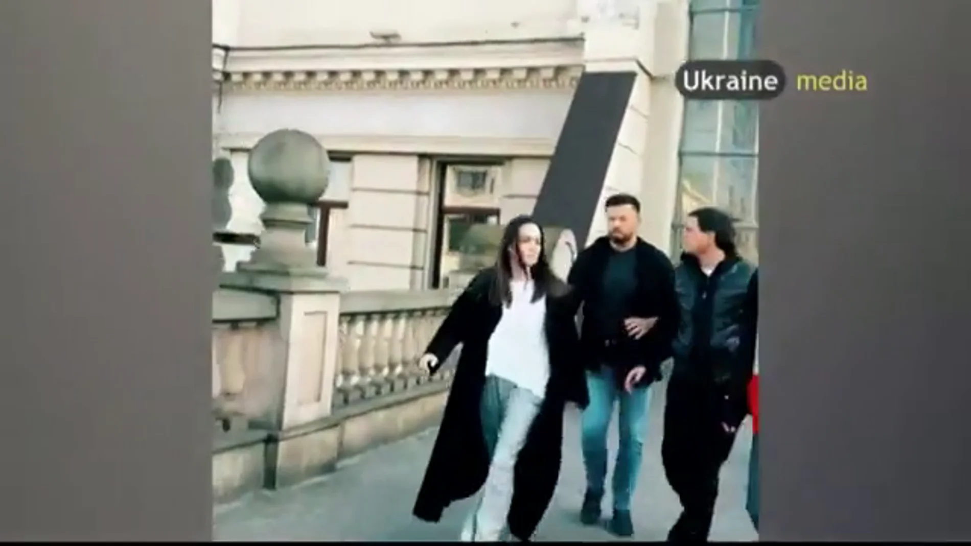 Angelina Jolie es sorprendida por las sirenas antiaéreas en su visita a Ucrania