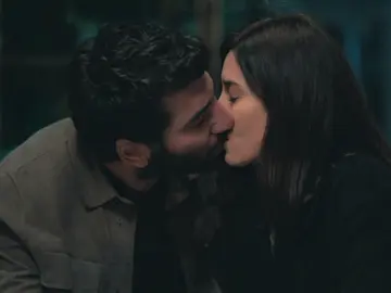 ¡Volkan se derrumba al descubrir a Aras y Asya besándose!  ¡Volkan se derrumba al descubrir a Aras y Asya besándose!