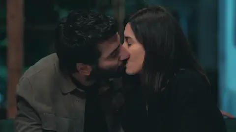 ¡Volkan se derrumba al descubrir a Aras y Asya besándose! Aras y Asya cada vez están más unidos y eso es algo que Volkan no puede soportar.
