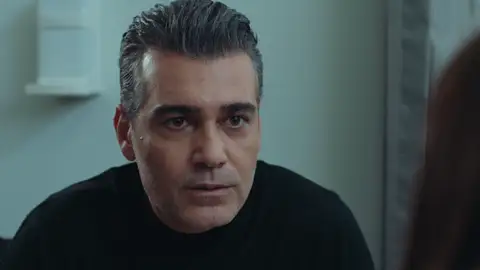 Los celos invaden a Volkan y le pide a Asya que no ayude más a Aras: "¿Qué te traes con ese hombre?" Volkan comienza a perder los nervios y los celos aparecen de nuevo.