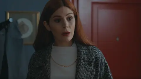 ¡Bahar escucha a Melih y Gönül hablando sobre la mentira de Derin! Ahora Bahar también sabe la gran mentira de Derin.