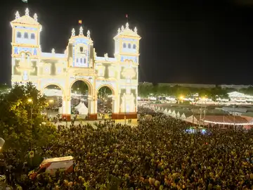 El alumbrado de la Feria de Abril de Sevilla tras dos años de parón por coronavirus
