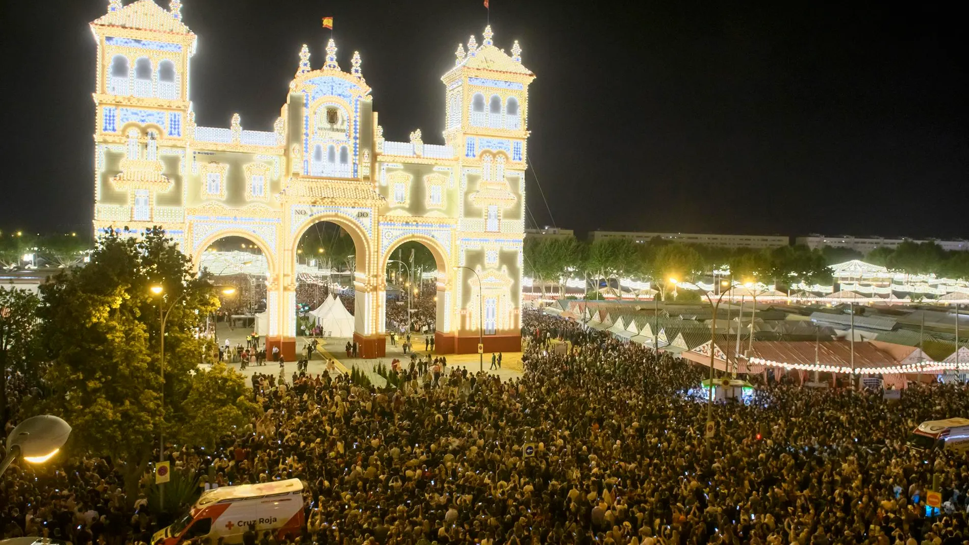 El alumbrado de la Feria de Abril de Sevilla tras dos años de parón por coronavirus