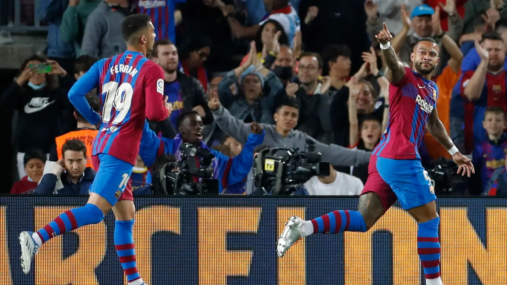 Busquets y Memphis terminan con la mala racha en casa 