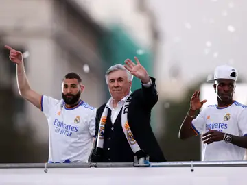 La viral foto de Carlo Ancelotti en la celebración de La Liga que revoluciona las redes La viral foto de Carlo Ancelotti en la celebración de La Liga que revoluciona las redes