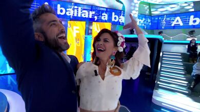 ¡Todo el mundo ‘a bailar’! Roberto Leal y María José Suárez se entregan con una sevillana en ‘Pasapalabra’