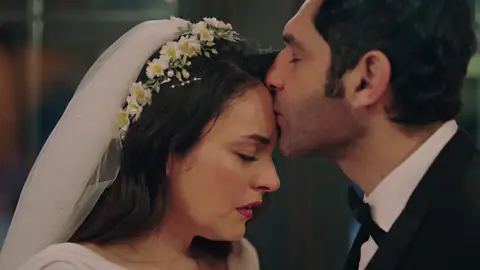 ¡Sorpresa!: ¡Safiye y Naci por fin se dan “el sí, quiero” en una romántica e inesperada boda! ¡Sorpresa!: ¡Safiye y Naci por fin se dan “el sí, quiero” en una romántica e inesperada boda!