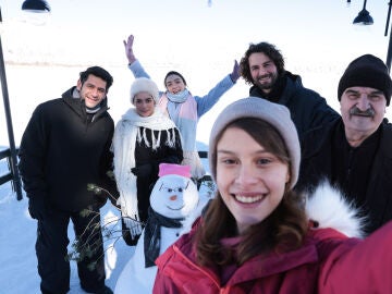 Las vacaciones que Safiye siempre había soñado, se hacen realidad: ¡Toda la familia se va a la nieve! 