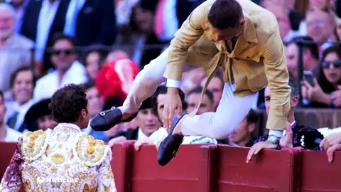 Joaquín se expone a una multa por saltar al ruedo de La Maestranza Joaquín se expone a una multa por saltar al ruedo de La Maestranza