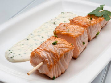 "La receta para triunfar" de Arguiñano: brocheta de salmón con salsa de yogur
