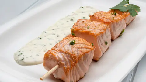 "La receta para triunfar" de Arguiñano: brocheta de salmón con salsa de yogur "La receta para triunfar" de Arguiñano: brocheta de salmón con salsa de yogur