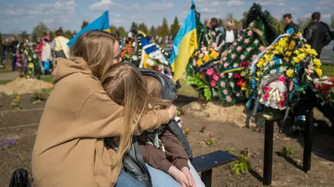 Ucrania denuncia la aparición de ocho nuevas fosas comunes en Kiev Ucrania denuncia la aparición de ocho nuevas fosas comunes en Kiev