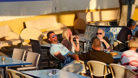 Miles de turistas disfrutan este viernes de las altas temperaturas del levante Miles de turistas disfrutan este viernes de las altas temperaturas del levante