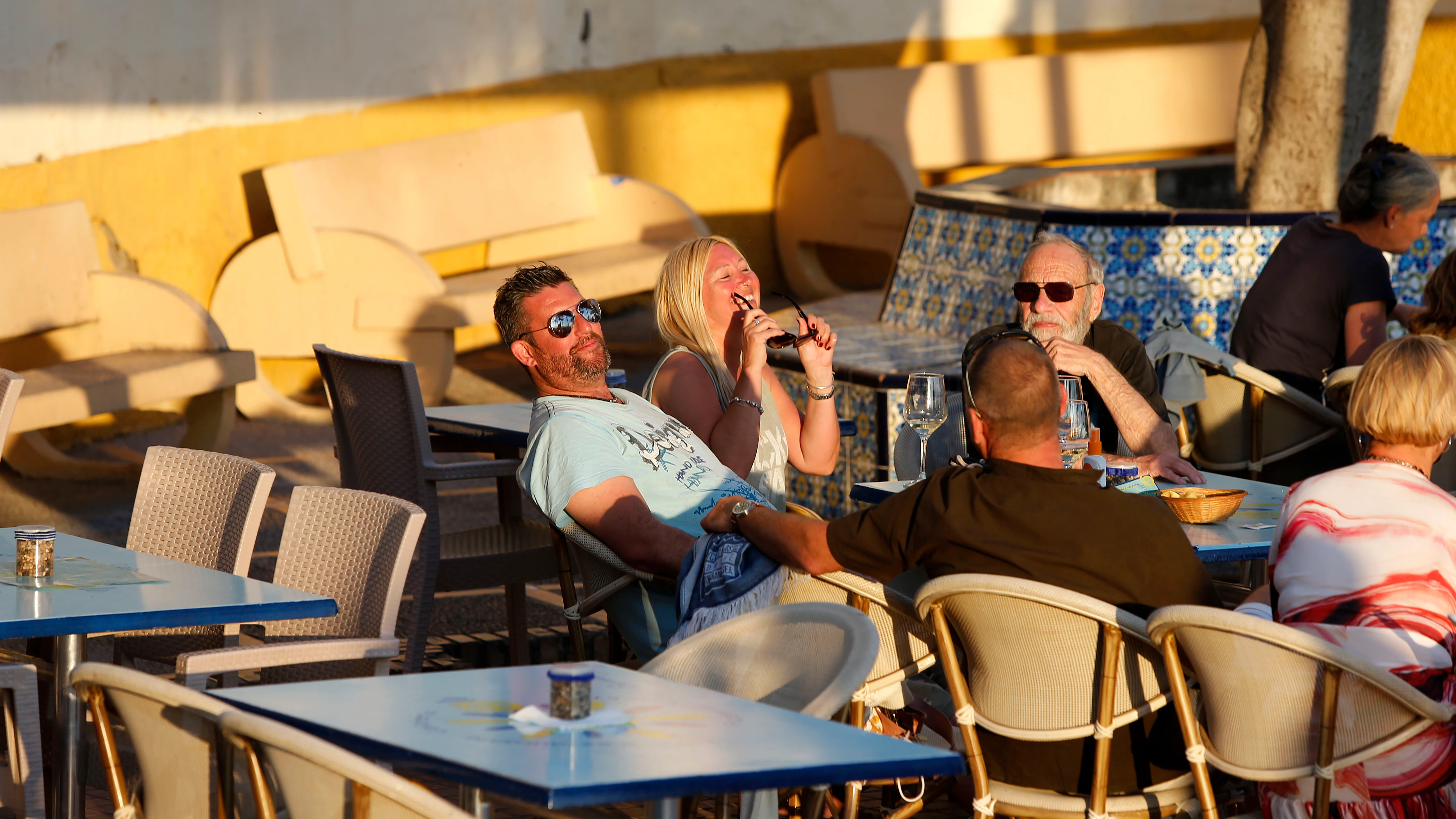  Miles de turistas disfrutan este viernes de las altas temperaturas del levante