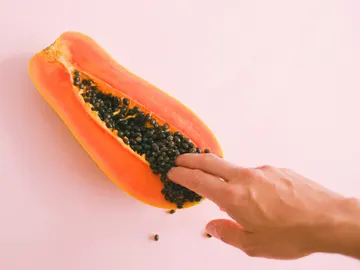 Papaya, fruto que comparte semejanza con la vagina y la vulva. Papaya, fruto que comparte semejanza con la vagina y la vulva.