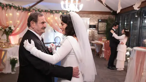 En el próximo capítulo de ‘Inocentes’: Hikmet, emocionado al ver que el sueño de su hija Safiye por fin se ha hecho realidad En el próximo capítulo de ‘Inocentes’: Hikmet, emocionado al ver que el sueño de su hija Safiye por fin se ha hecho realidad