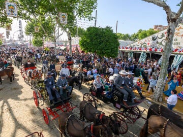  Paseo de carruajes en el Real de la Feria de Abril de Sevilla
