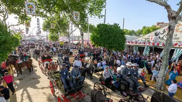  Paseo de carruajes en el Real de la Feria de Abril de Sevilla