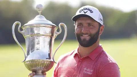 Jon Rahm, con el trofeo del Abierto de México Jon Rahm, con el trofeo del Abierto de México
