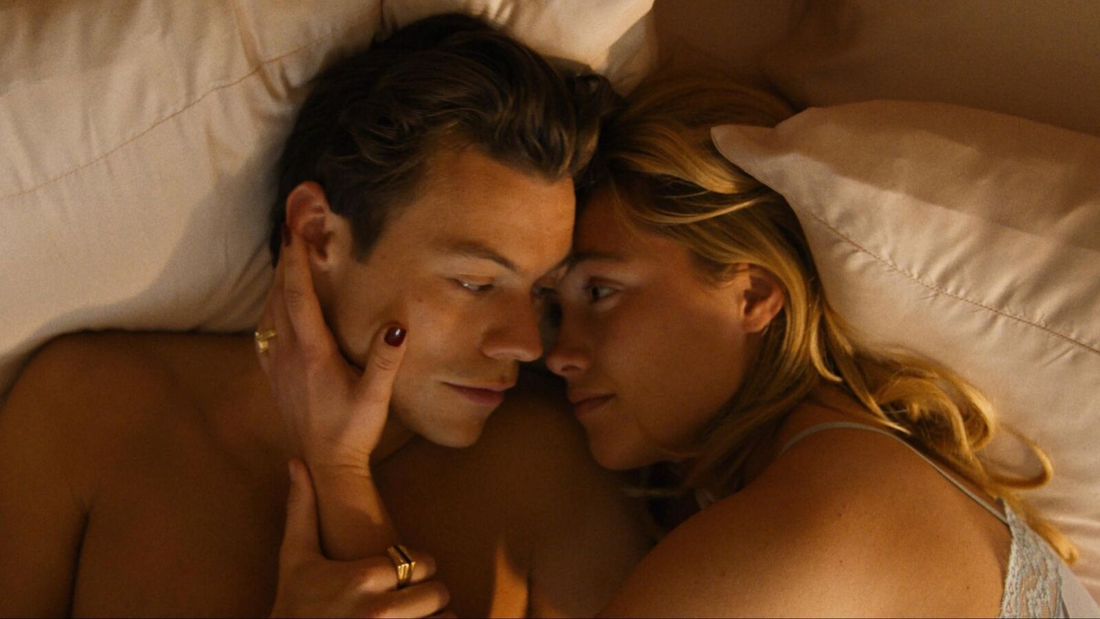 Estrenos de cine: La cartelera se llena de taquillazos con 'Modelo 77' y 'No te preocupes, querida'