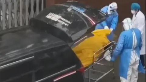 Descubren que está vivo cuando lo iban a incinerar en Shanghái Descubren que está vivo cuando lo iban a incinerar en Shanghái