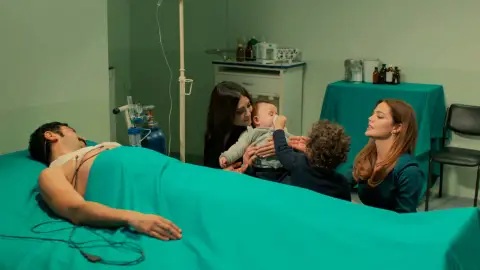 Yilmaz se reencuentra con sus hijos en presencia de Züleyha y Müjgan Yilmaz se reencuentra con sus hijos en presencia de Züleyha y Müjgan