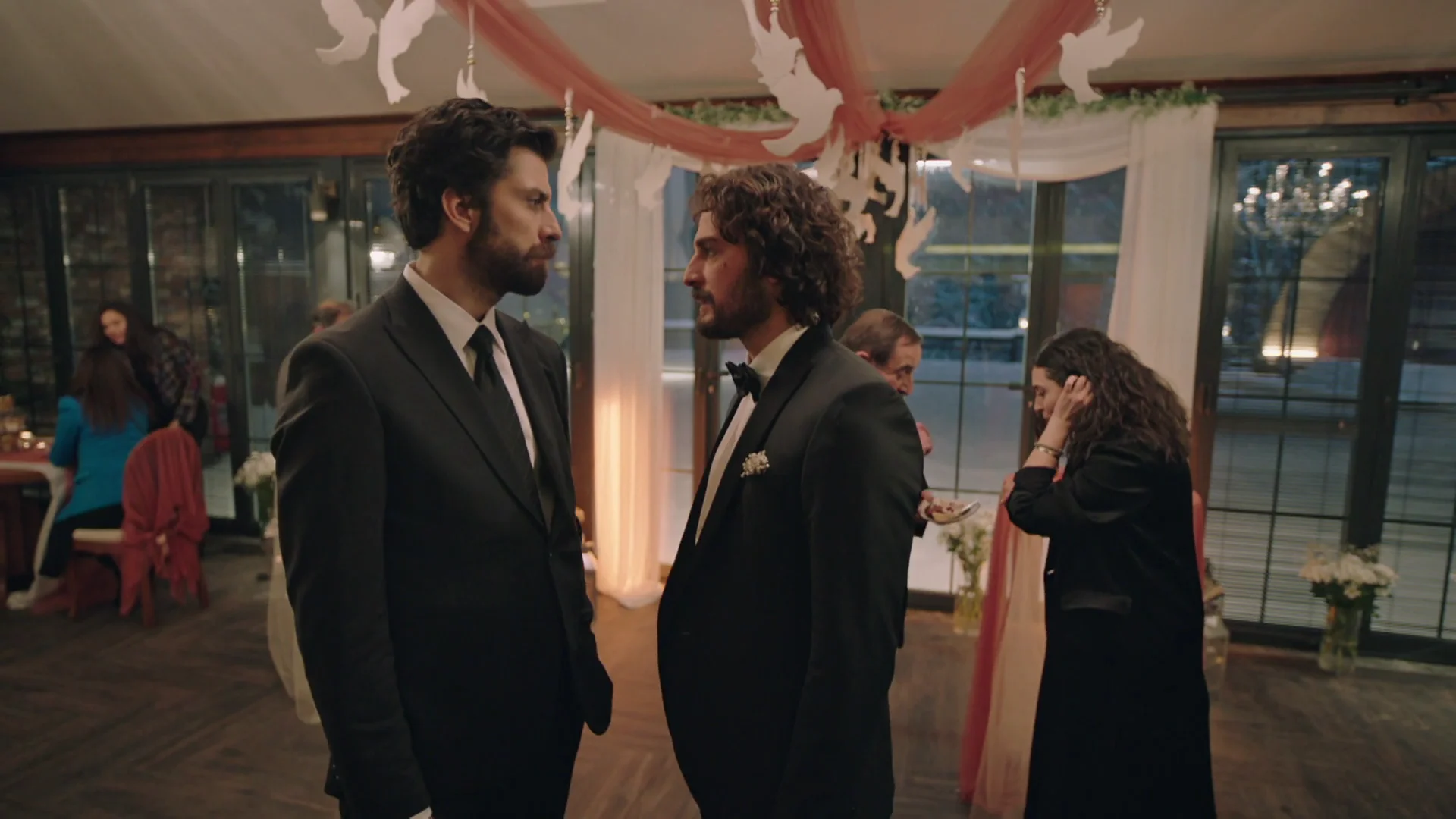 ¡Han descubre que el hombre del vertedero está en la boda de Safiye!: ¿Quién lo ha invitado? ¡Han descubre que el hombre del vertedero está en la boda de Safiye!: ¿Quién lo ha invitado?