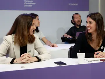 La secretaria general de Podemos, Ione Belarra, acompañada por Irene Montero