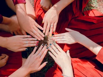 Qué color de uñas te favorece más según tu signo del zodiaco Qué color de uñas te favorece más según tu signo del zodiaco