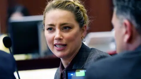 Amber Heard durante una sesión del juicio por difamación Amber Heard durante una sesión del juicio por difamación