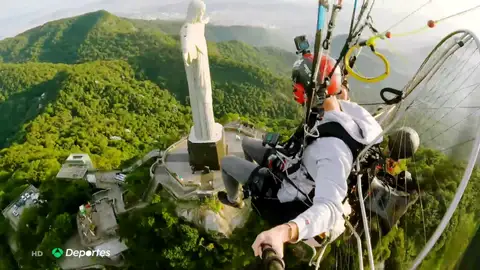 Las espectaculares vistas del Cristo del Corcovado a bordo del paramotor de Nico Aubert Las espectaculares vistas del Cristo del Corcovado a bordo del paramotor de Nico Aubert