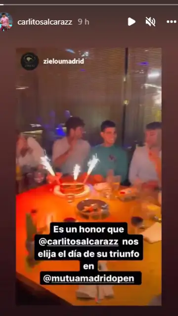 Carlos Alcaraz celebrando su victoria y su cumpleaños Carlos Alcaraz celebrando su victoria y su cumpleaños