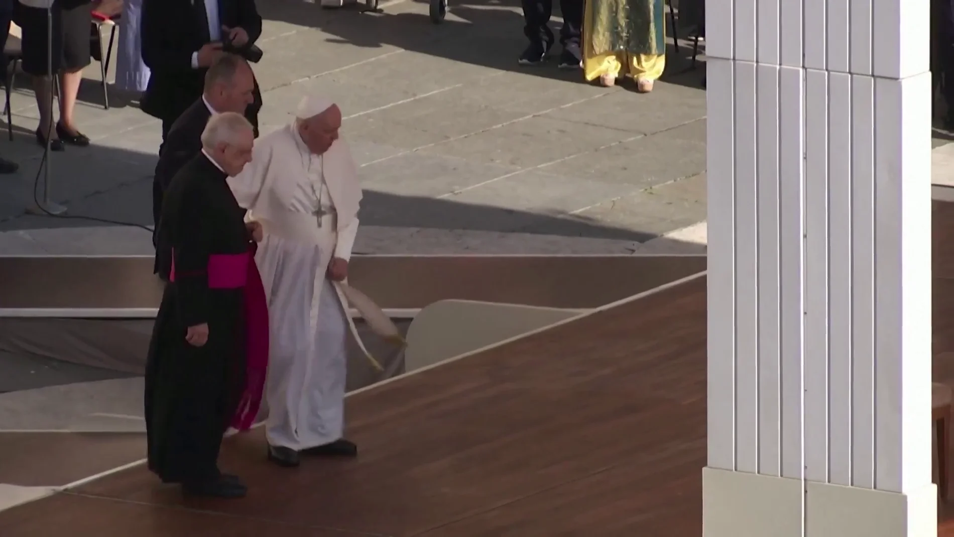 El Papa Francisco con dificultades para caminar