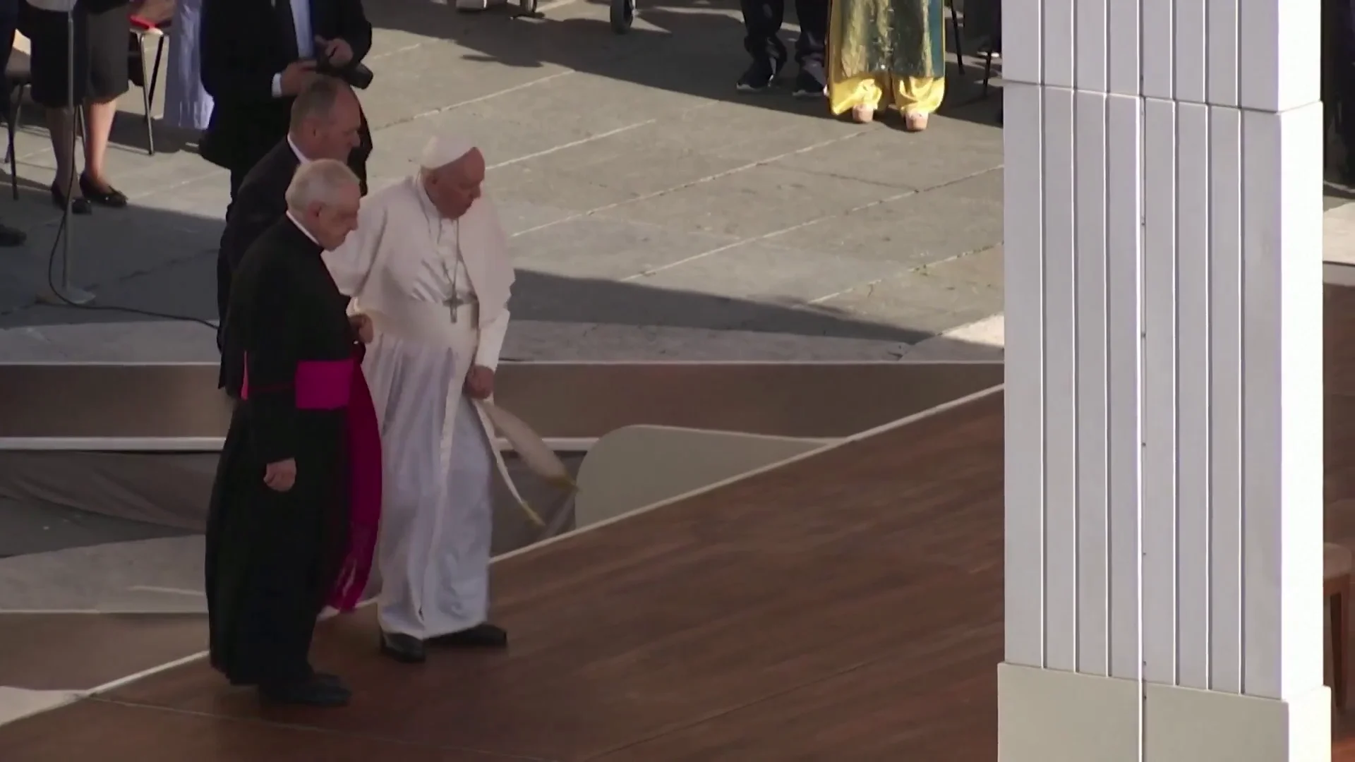 El Papa Francisco con dificultades para caminar
