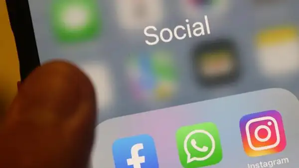 Pantalla de un m&oacute;vil con el logo de WhatsApp