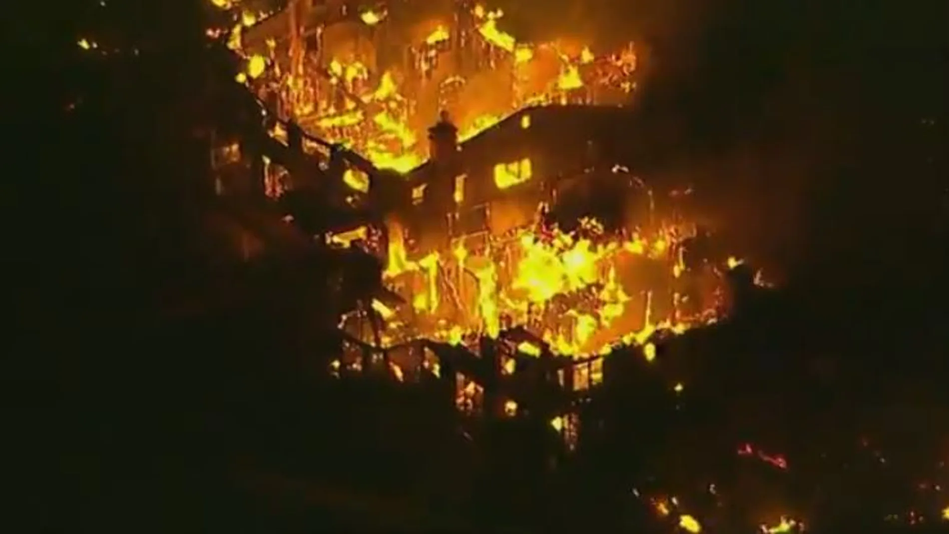 Arden varias casas en California