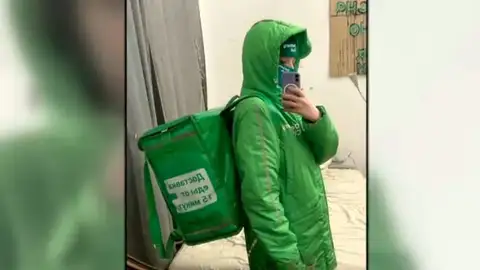 Vestida de repartidor de comida Vestida de repartidor de comida