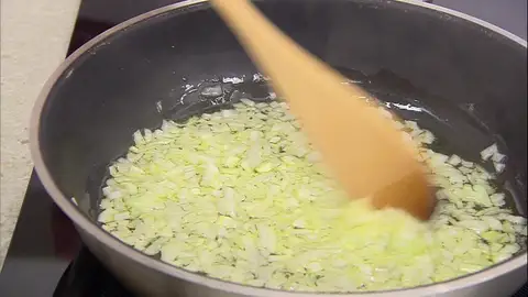 Agrega la cebolleta y el jamón Agrega la cebolleta y el jamón