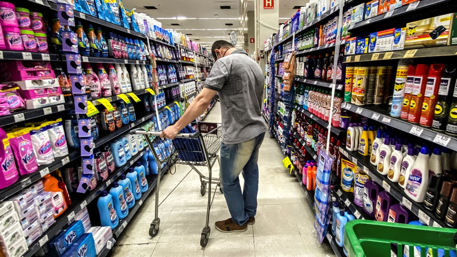 Un hombre busca productos en un supermercado
